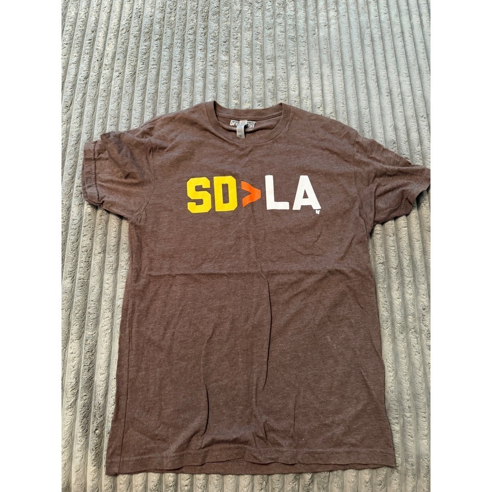 BreakingT SD LA San Diego Greater‎ Than Los Angeles Graphic T-Shirt Mens Medium